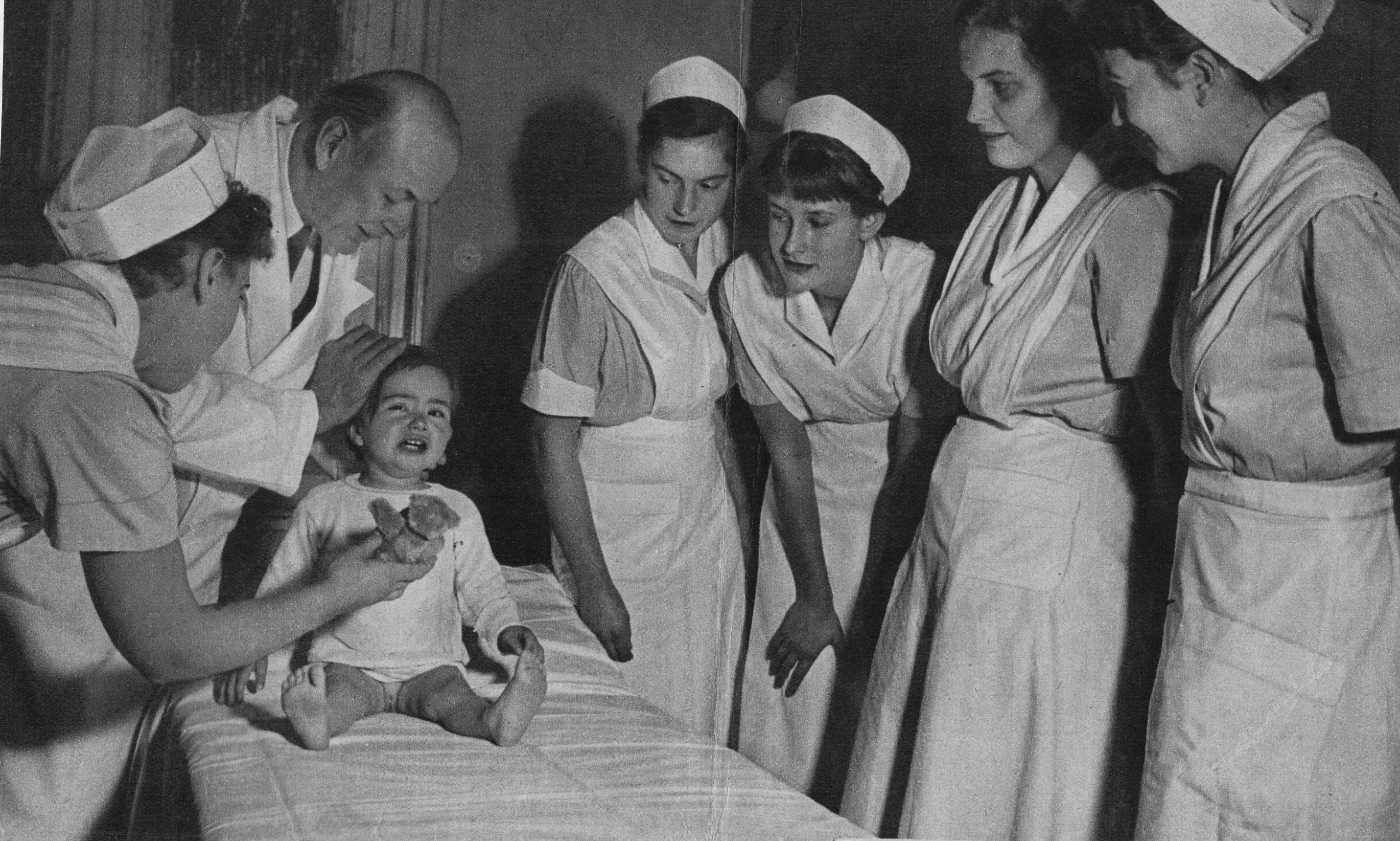 Сексуальную медсестру начали дрючать
